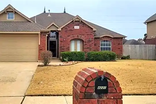 4221 W Greeley St Photo 1