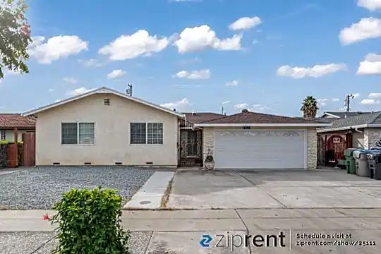 1935 Kinross Way, A Photo 1