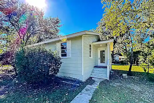 2000 Roper St Photo 1