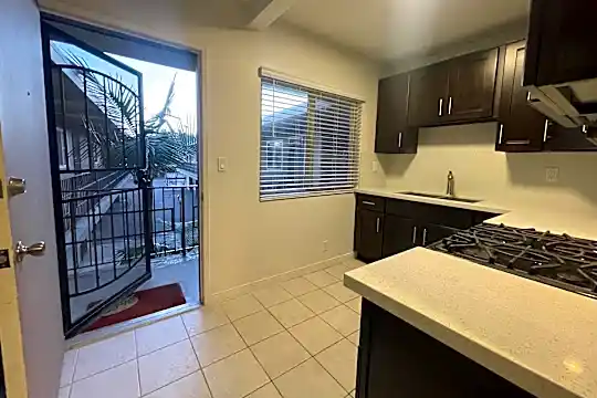 3155 Kemper St Photo 2