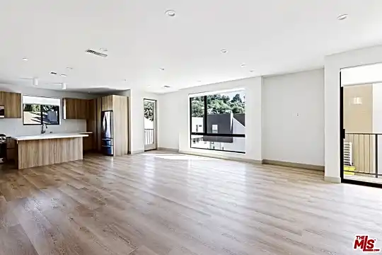 2223 Clifford St #103 Photo 2