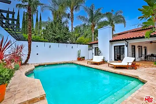 13926 Magnolia Blvd Photo 2