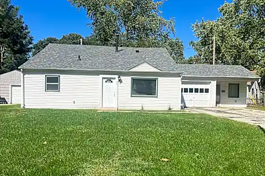 808 Hawthorne Dr Photo 1