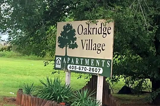 Oakridge Village Apartments Photo 2