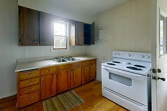 104 Denham St Photo 2