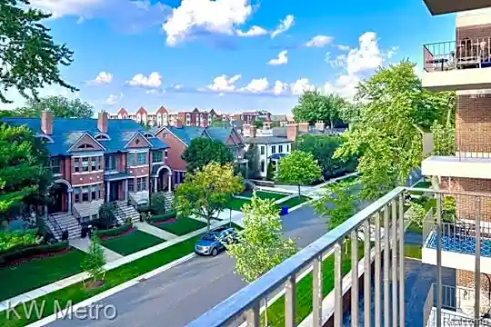 600 W Brown St #303 Photo 2