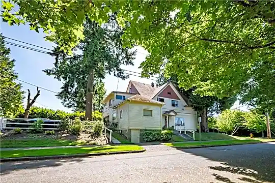 205 19th Ave SE Photo 1