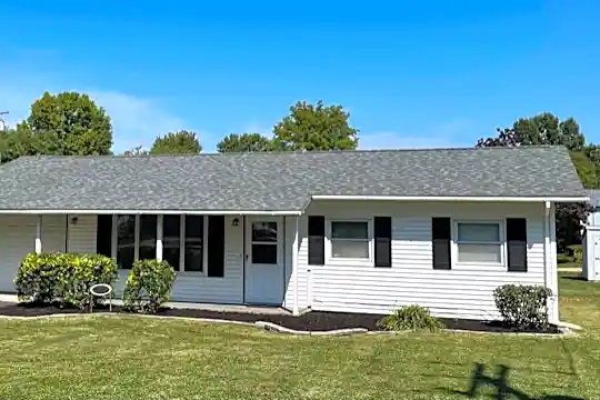 1115 W Farnham St Photo 2