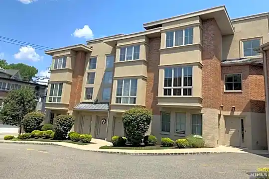200 Laird Ave #206 Photo 1