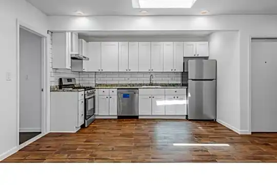 19-20 Ditmars Blvd Photo 1