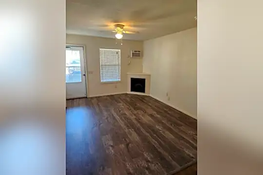 2201 W Brooks St Photo 2