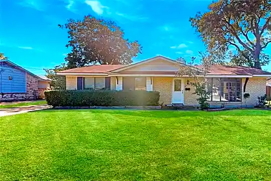 1008 Wake Dr Photo 1