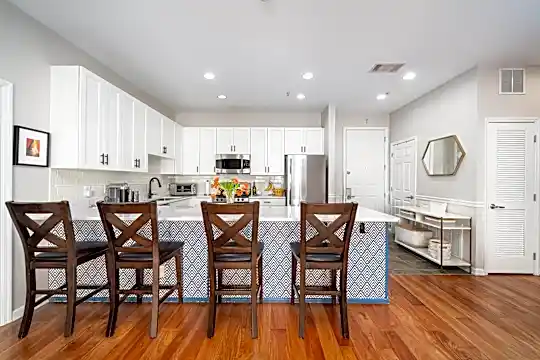 1301 Adams St #404 Photo 2