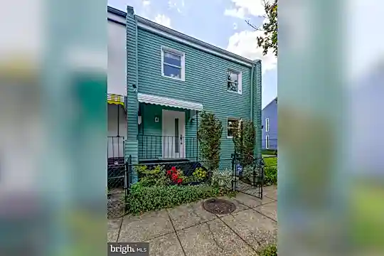 1633 11th Pl NE Photo 1