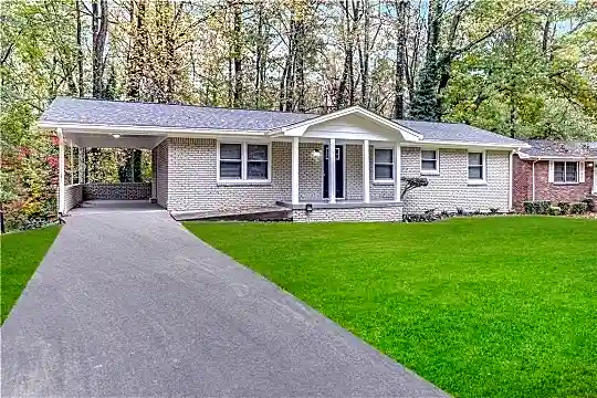3361 Glenview Cir SW Photo 2