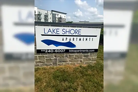 Lake Shore Apartments Photo 2