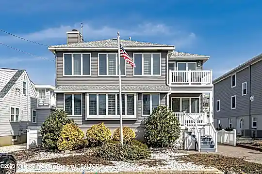 7 New York Ave #FRONT Photo 1