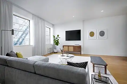 494 Henry St Photo 2