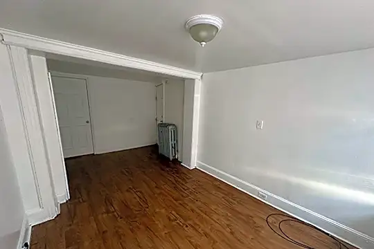 107 Oak St Photo 2