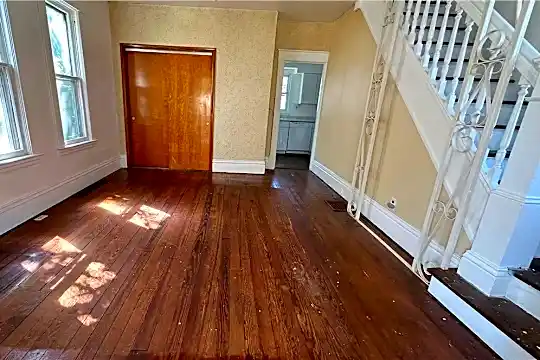 1242 Oregon Ave Photo 2