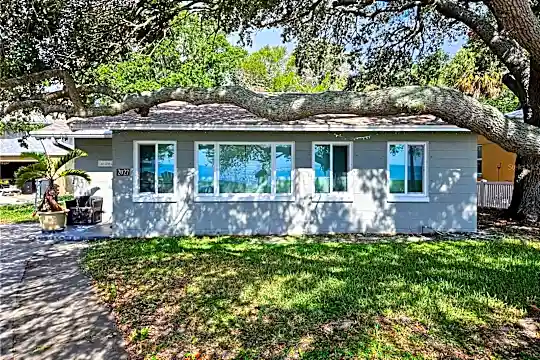 2027 Beach Dr SE Photo 2