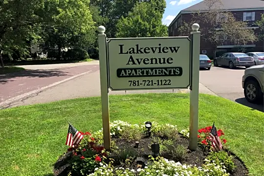 Lakeview Avenue Apts Photo 2