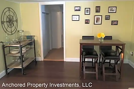 146 Ferry St Photo 2