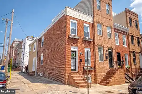 901 Baylis St Photo 2
