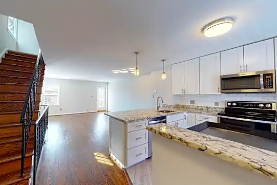 2029 S Glebe Rd Photo 2