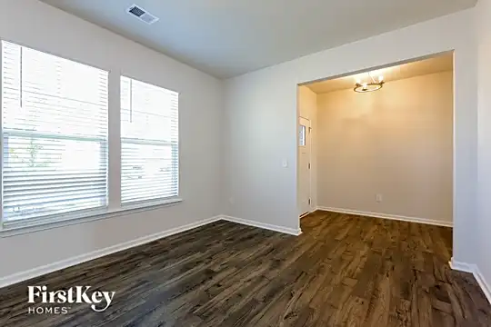 502 Hillpark Lane Photo 2