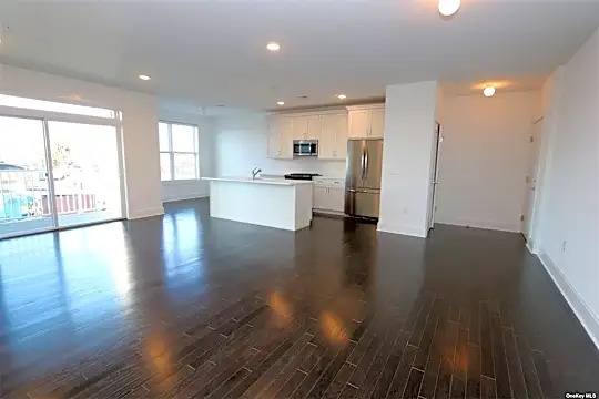 516 Marina Pointe Dr Photo 1