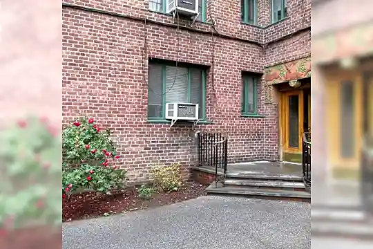 1686 Metropolitan Ave