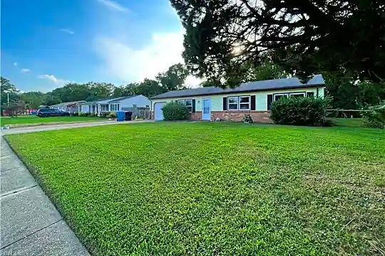 737 Churchill Dr Photo 1