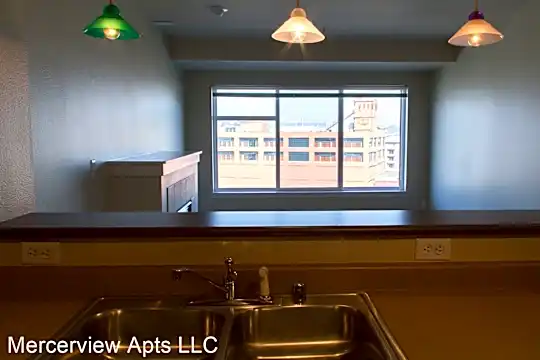 1200 Mercer St Photo 2