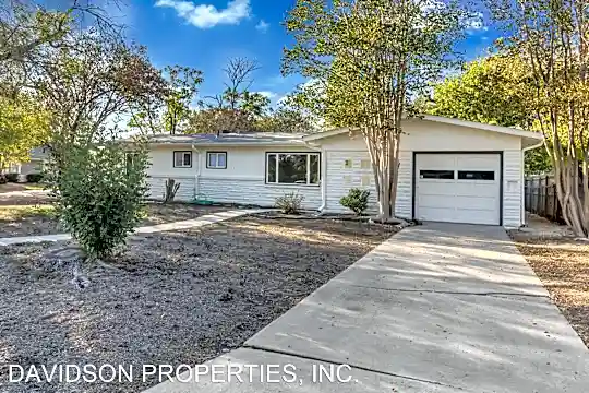 646 E Nottingham Dr Photo 1