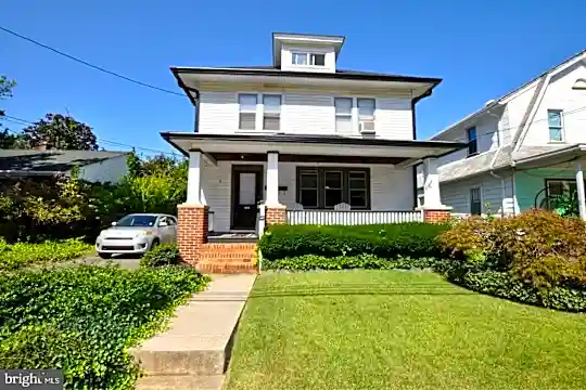331 S Jackson St Photo 2