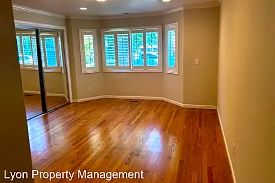 1204 Redcliff Dr Photo 2