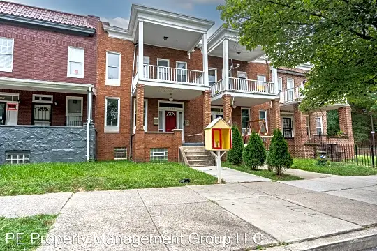 2429 Linden Ave Photo 2