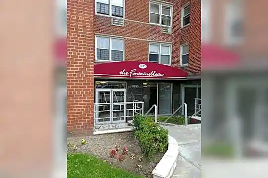 Fontaine Bleau Apts Photo 2