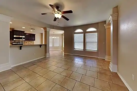 1037 Imperial St Photo 2