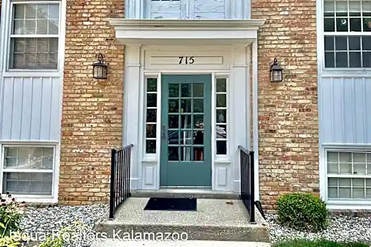 715 Whitcomb St Photo 2
