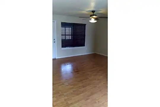 151 NE Dunlop St Photo 2