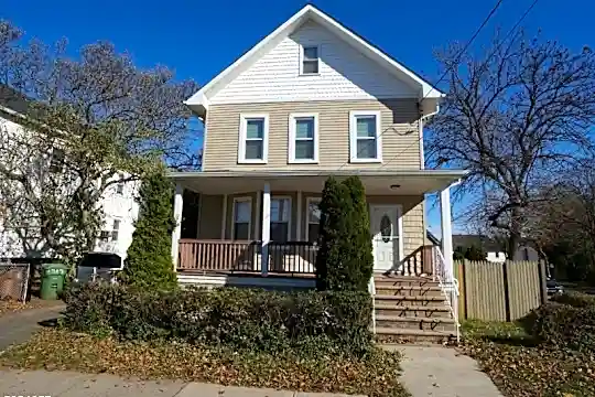 1327 S Wood Ave Photo 2