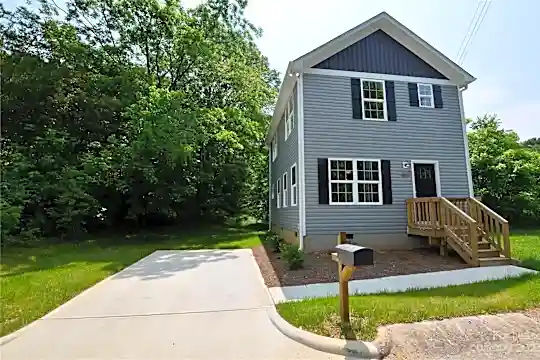1007 Wilmouth St Photo 1