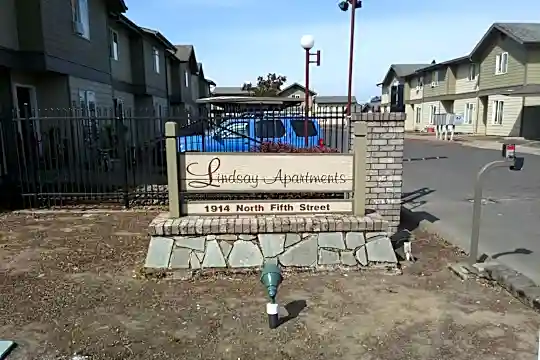 Lindsay Apartments Photo 2