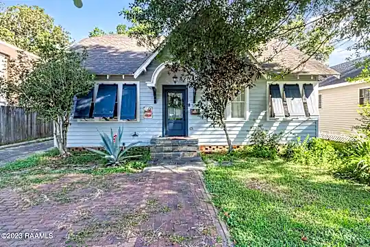 304 Versailles Blvd Photo 1