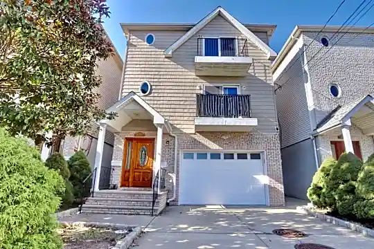 113 Hobart Ave #2 Photo 2