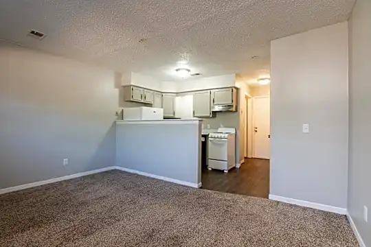900 N Waco Ave Photo 1