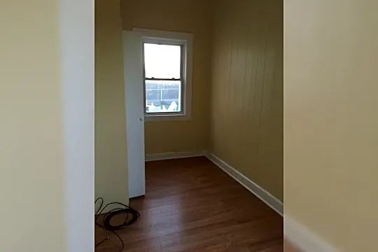 1143 Louisa St Photo 2