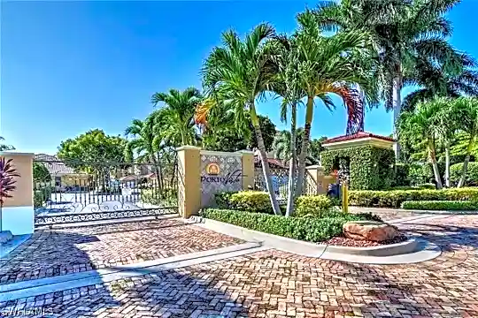 1522 SW 50th St #104 Photo 2